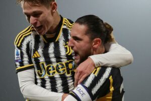1-2: La Juventus duerme líder tras ganar en el descuento