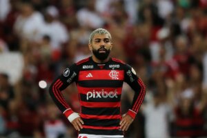 Flamengo prohíbe a Gabigol llevar el 10 por una foto con una camiseta del Corinthians